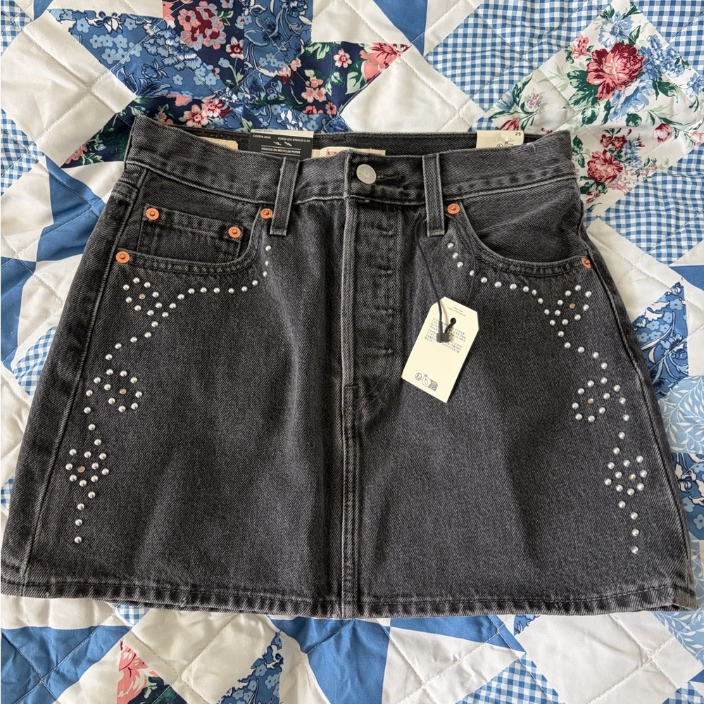 Levi’s Black Studded Denim icon Skirt size 25 nwt